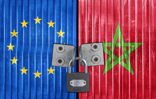 Drapeau de l'UE et du Maroc sur la porte avec cadenas — Photo