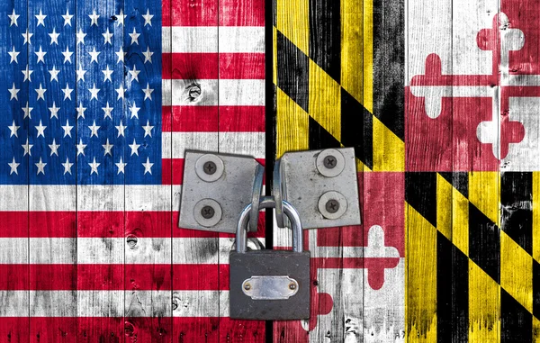 Drapeau US et Maryland sur la porte avec cadenas — Photo