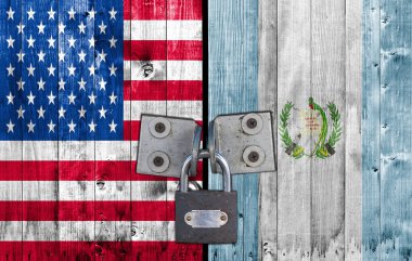 Bize ve kapı asma kilit ile Guatemala bayrağı