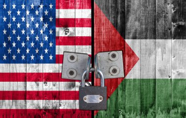 Bize ve Palestine bayrak asma kilit ile kapı