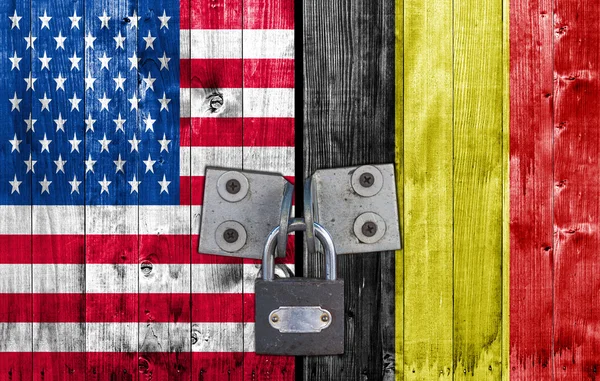 Us und belgische Flagge an Tür mit Vorhängeschloss — Stockfoto