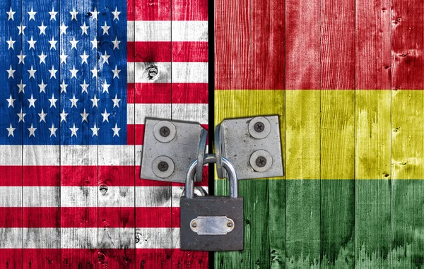 Drapeau américain et bolivien sur la porte avec cadenas — Photo