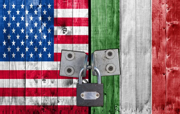 Nekünk, és Olaszország zászlót ajtó lakat — Stock Fotó