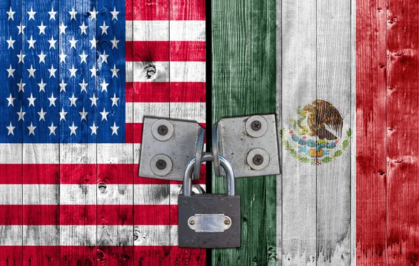 Nekünk és Mexikó zászlót ajtó lakat — Stock Fotó