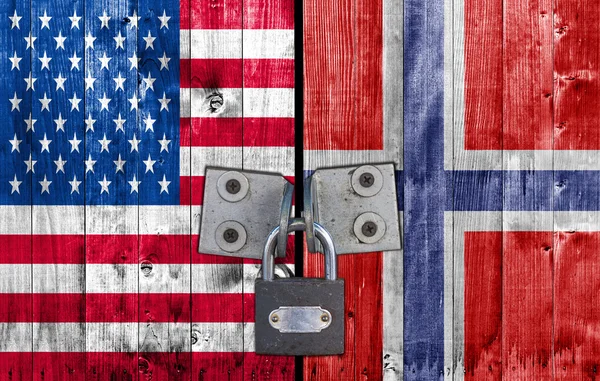 Us und norwegische Flagge an Tür mit Vorhängeschloss — Stockfoto