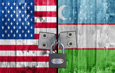 Bize ve kapı asma kilit ile Özbekistan bayrağı