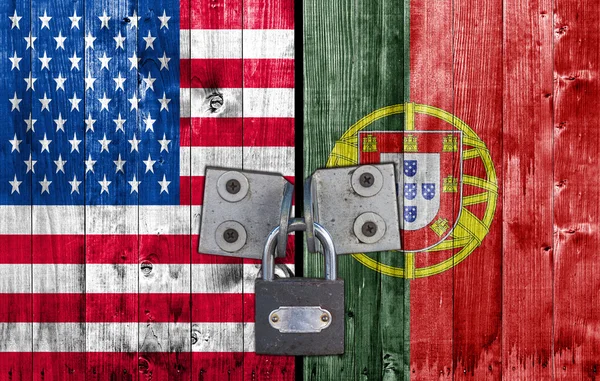 Nekünk, és Portugália zászlót ajtó lakat — Stock Fotó