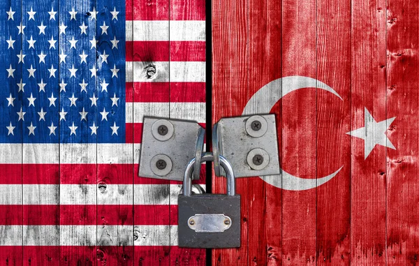 Bize ve Türkiye bayrak asma kilit ile kapı — Stok fotoğraf