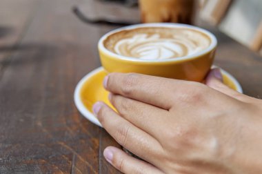 Kadın el holding sarı fincan taze yapılmış espresso