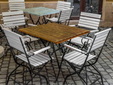 Ahşap masa ve beyaz ve siyah Cafe sandalye