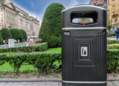 Şehir meydanında siyah çöp kovası