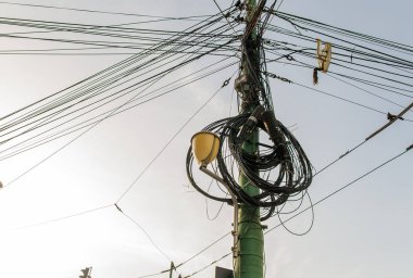 Elektrik direği ve sokak ışık kutup üzerinde kablolama karmaşık