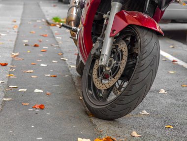 Şehirde onun stand yaslanmış büyük motosiklet