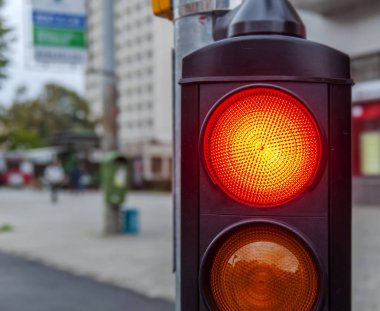Kırmızı trafik ışığı şehrin sokak kapatın