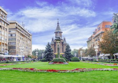 Timisoara, Romanya - 15 Ekim 2016 Ortodoks katedrali ile zafer Meydanı ' nda çiçek düzenlemeleri