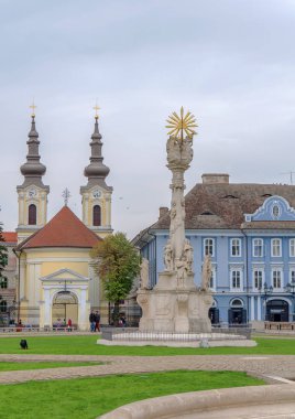 Sendika kare ve Sırp Ortodox Kilisesi Kutsal Trinity heykelinin Timisoara, Romanya - 15 Ekim, 2016 detay