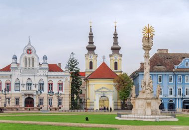 Sendika kare ve Sırp Ortodox Kilisesi Kutsal Trinity heykelinin Timisoara, Romanya - 15 Ekim, 2016 detay
