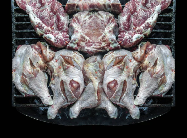 Un sacco di fresco gustoso incontro su barbecue chiudere — Foto Stock
