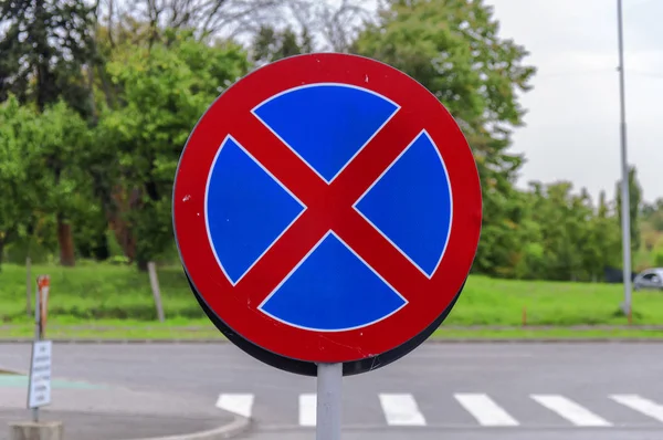 Ingen parkering och ingen stoppskylt på gatan — Stockfoto