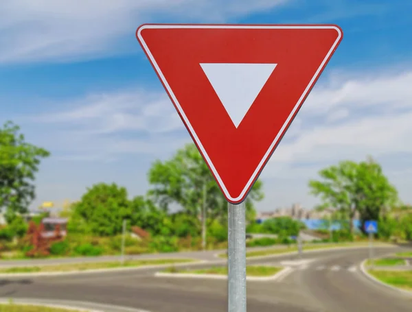 Czerwony trójkąt drogowy ruch koordynacji znak na drodze — Zdjęcie stockowe