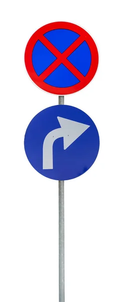 Flecha blanca y azul derecha y sin señal de aparcamiento aislado — Foto de Stock