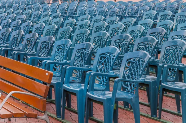 Pilha de cadeira de plástico azul na praça da cidade — Fotografia de Stock