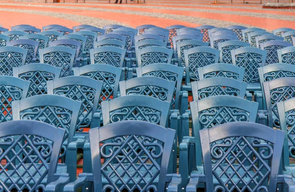 蓝色的塑料椅上，在城市广场的堆栈 — 图库照片