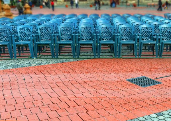 Montón de silla de plástico azul en la plaza de la ciudad — Foto de Stock