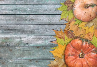 Kabak ve Şükran günü için yapraklarda ahşap masa