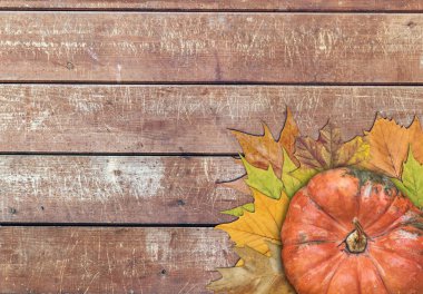 Kabak ve Şükran günü için yapraklarda ahşap masa