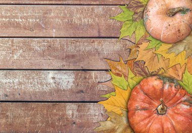 Kabak ve Şükran günü için yapraklarda ahşap masa