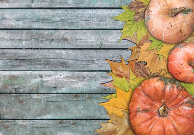 Kabak ve Şükran günü için yapraklarda ahşap masa