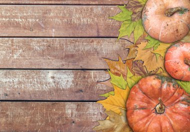 Kabak ve Şükran günü için yapraklarda ahşap masa