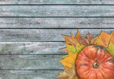 Kabak ve Şükran günü için yapraklarda ahşap masa