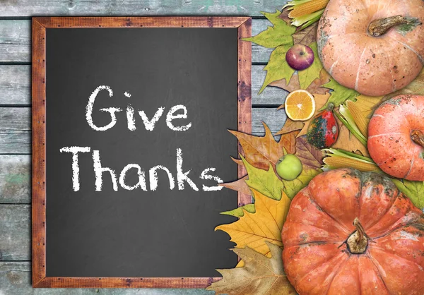 Träram och ge tack för thanksgiving day — Stockfoto