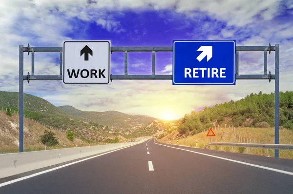 Два варианта работы и выхода на пенсию на дорожных знаках на шоссе — стоковое фото