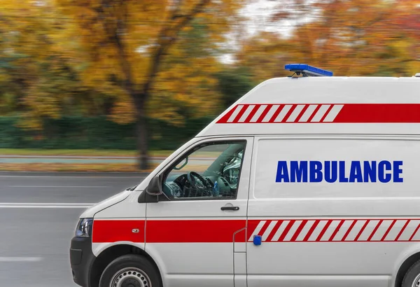 Ambulance service van conduite rapide sur la rue — Photo