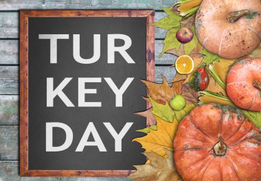 Ahşap çerçeve ve meyve hindi günü için