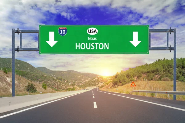 EE.UU. ciudad Houston señal de tráfico en la carretera — Foto de Stock
