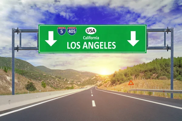 Estados Unidos ciudad Los Ángeles señal de tráfico en la carretera — Foto de Stock