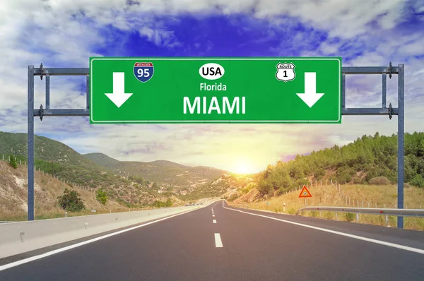 Ciudad de EE.UU. Miami señal de tráfico en la carretera — Foto de Stock