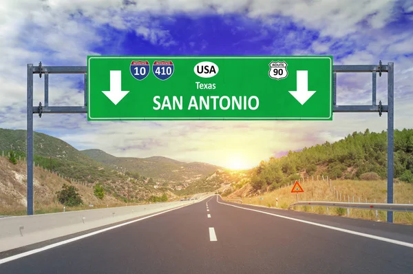 Ciudad de EE.UU. San Antonio señal de tráfico en la carretera — Foto de Stock