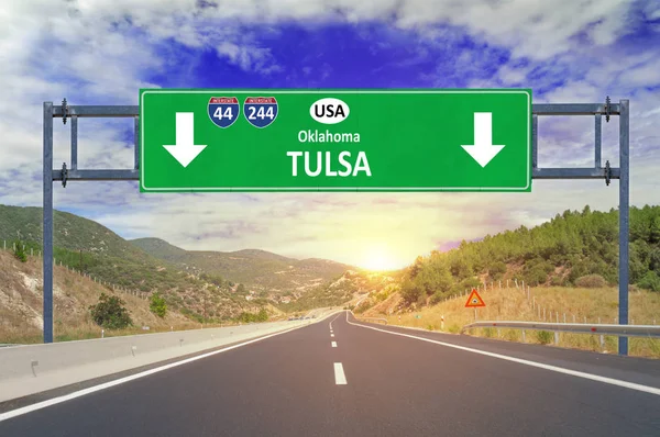 Bize şehir Tulsa yol işaret karayolu üzerinde — Stok fotoğraf