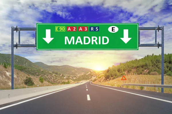Мадрид дорожный знак на шоссе — стоковое фото