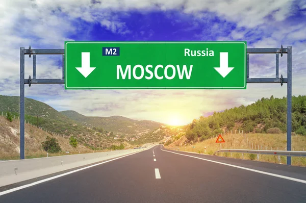 고속도로에 모스크바도로 표지판 — 스톡 사진