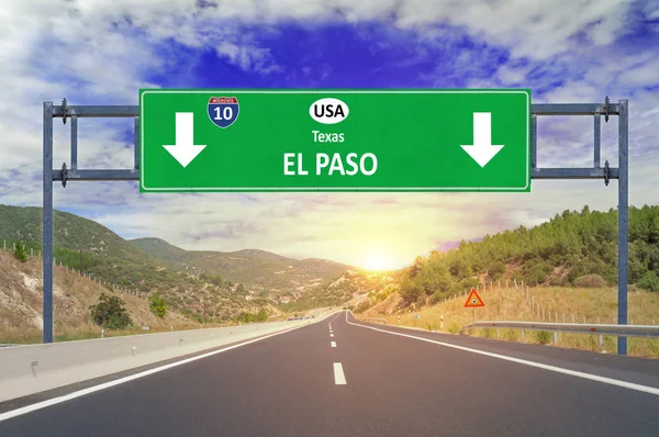 Señal de la ciudad de El Paso en la carretera — Foto de Stock