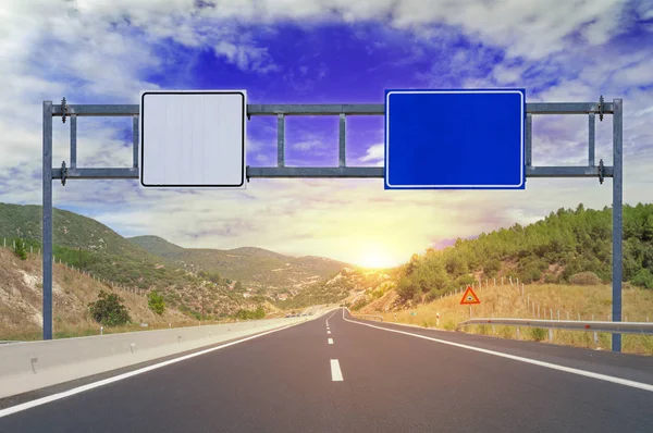 Two options with blank road signs on highway — Stock Photo, Image