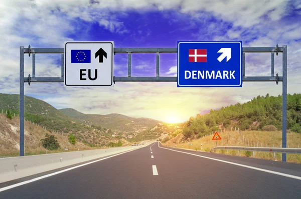 Zwei Optionen eu und denmark auf Verkehrsschildern auf der Autobahn — Stockfoto