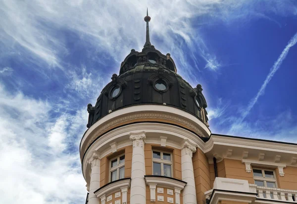 Tarihi bina ile mavi bulutlu gökyüzü — Stok fotoğraf