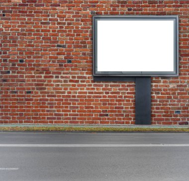 Kırmızı tuğla duvar arka plan ile şehirde büyük siyah billboard